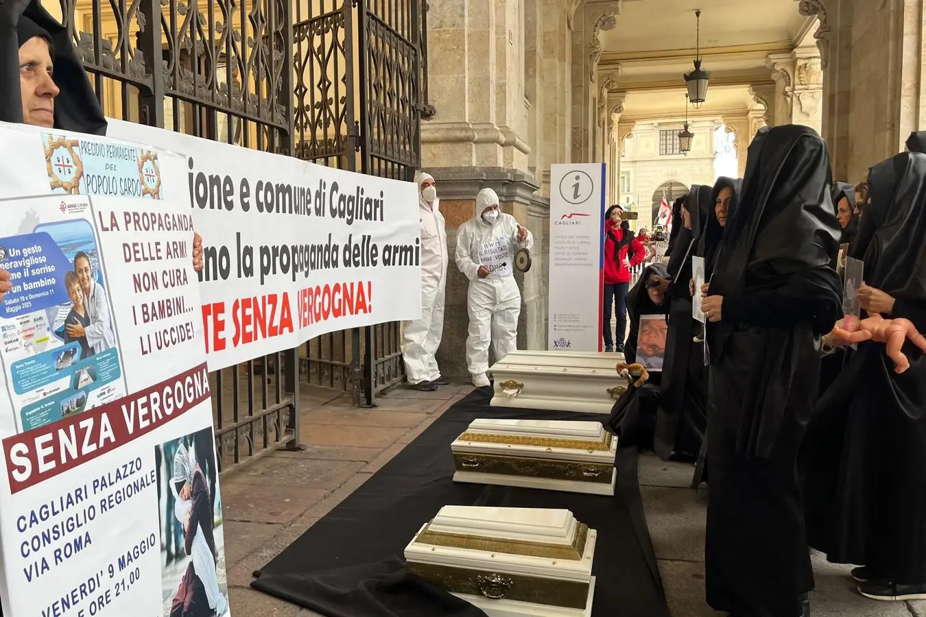 La manifestazione davanti al Municipio