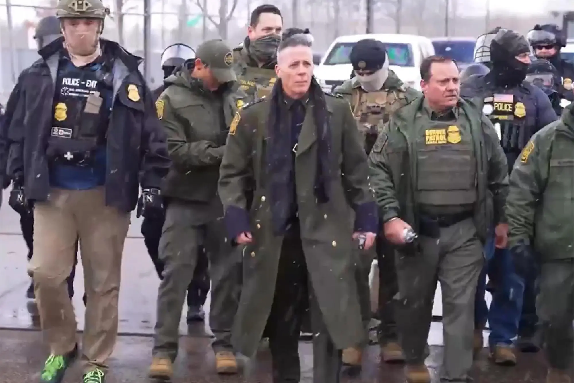 Greg Bovino (al centro, foto Ansa/Epa)