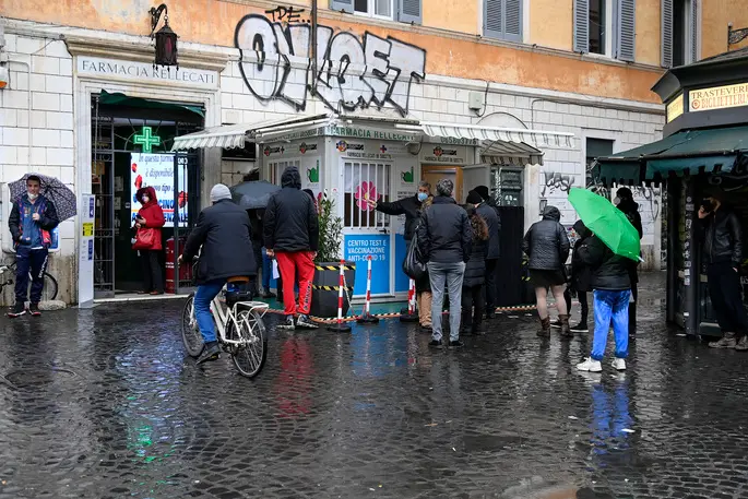 Persone in fila per i tamponi in farmacia (foto Ansa)
