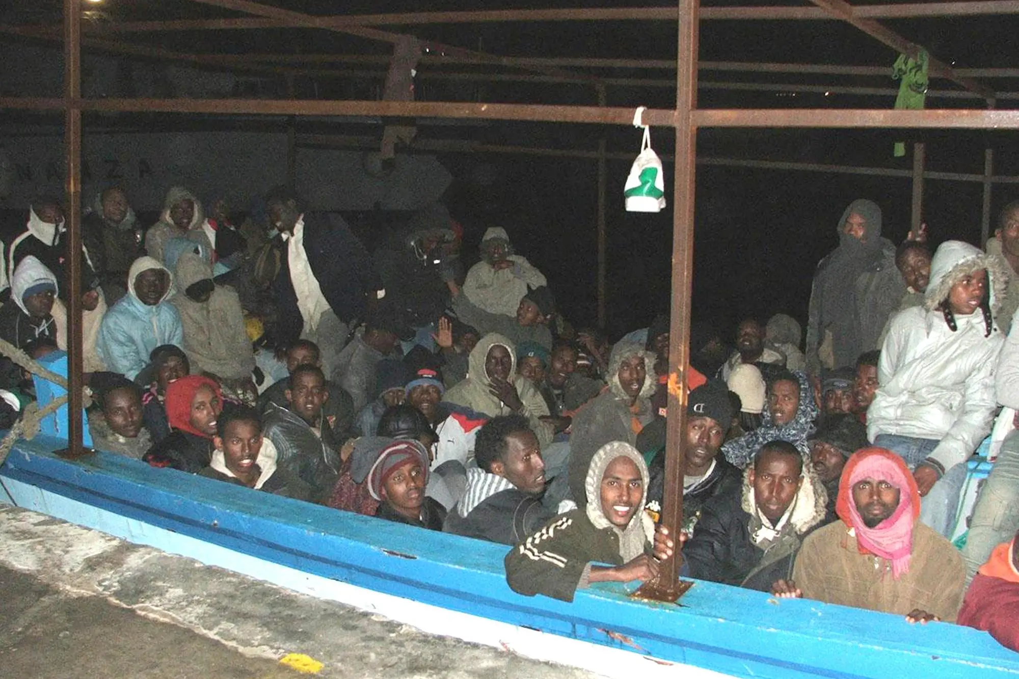 Un barcone carico di migrati partiti dalla Libia