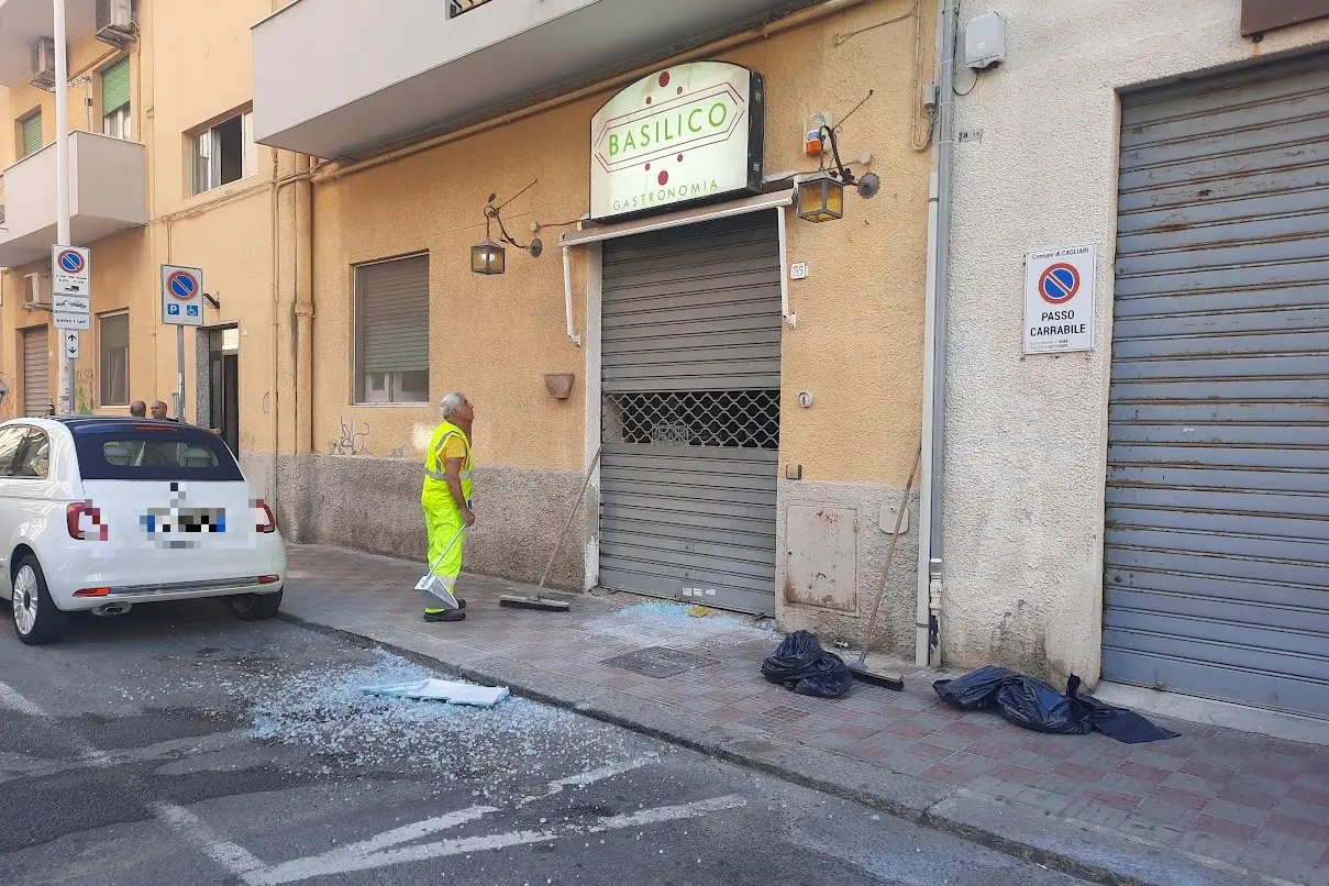 I danni alla gastronomia Basilico in via Cimarosa (foto Vercelli)