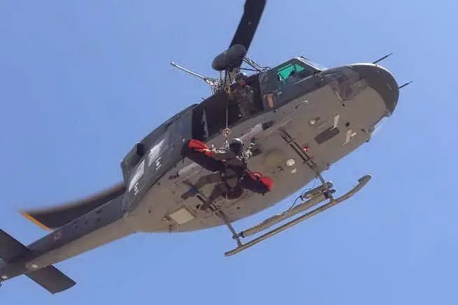 Un soccorso da parte dell'elicottero dell'Aeronautica (foto d'archivio)