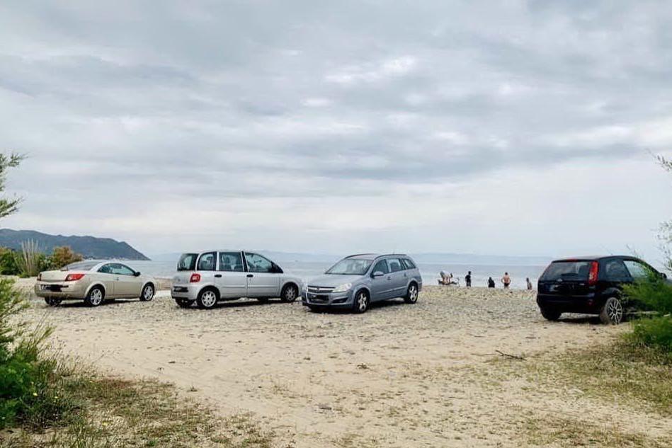 Le auto parcheggiate in spiaggia (foto Murgana)