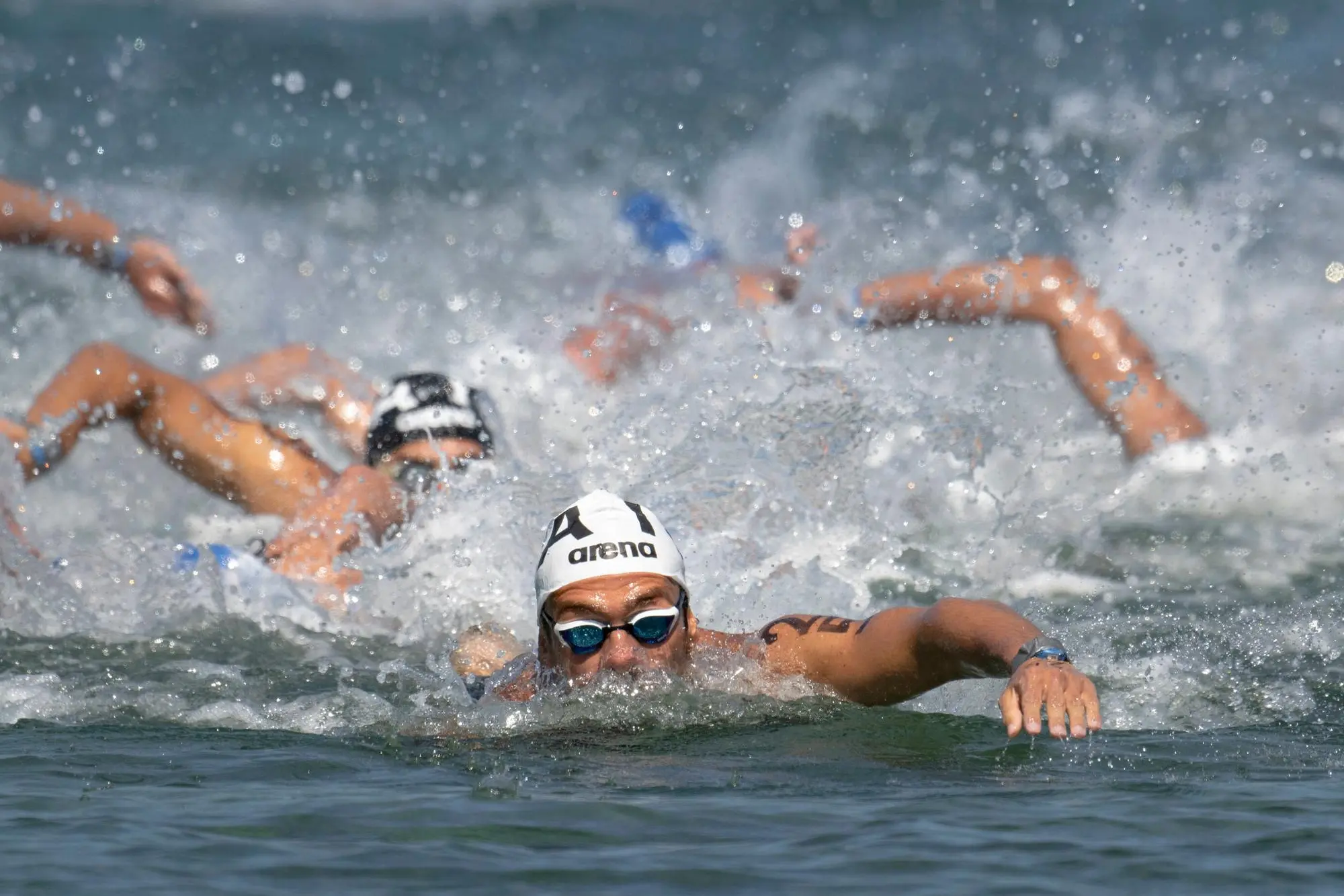 Il campione olimpico Gregorio Paltrinieri impegnato durante una gara in acque libere (foto concessa dal comitato sardo)