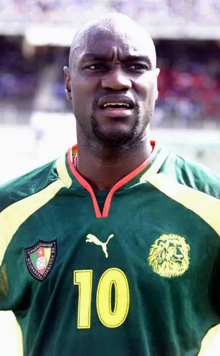 Patrick Mboma con la maglia del Camerun (Ansa)