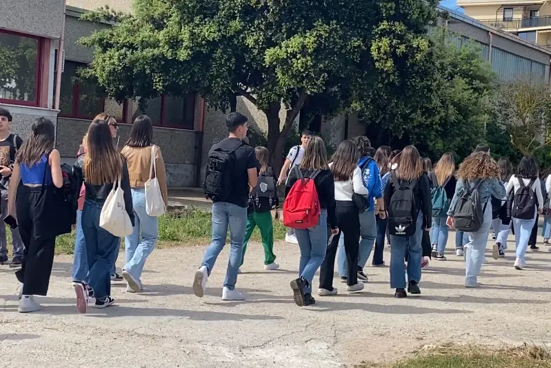 Studenti del Liceo Fermi fuori dall'Auditorium ad Alghero (foto Fiori)
