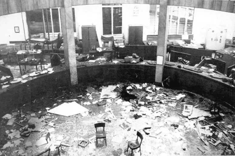 L'interno della banca dopo l'esplosione (Ansa)