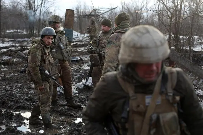 Servicemen of the Ukrainian Military Forces gather after fighting with Russian troops and Russia-backed separatists near the village of Zolote, in the Lugansk region on March 6, 2022. (Photo by Anatolii Stepanov / AFP)