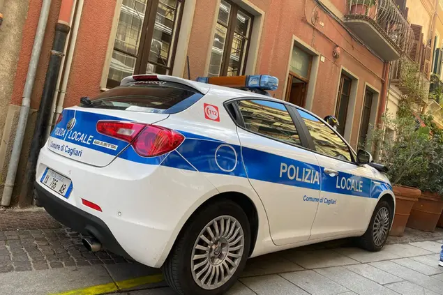 L'intervento della Municipale in via Sulis (L'Unione Sarda)
