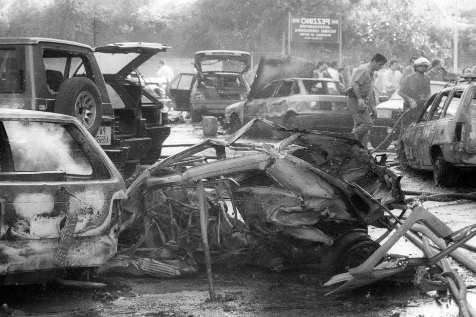 26 anni fa l'attentato a Borsellino: le prime foto scattate in via D'Amelio