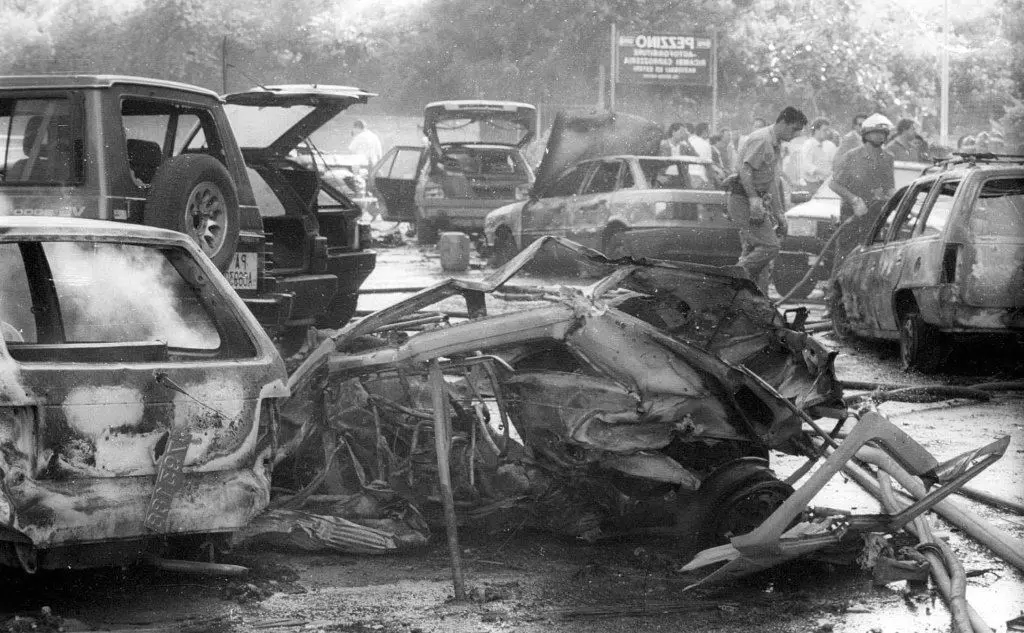 26 anni fa l'attentato a Borsellino: le prime foto scattate in via D'Amelio