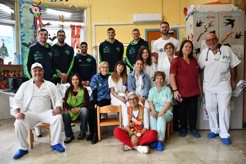 I giocatori della Dinamo col personale di Pediatria (foto concessa)