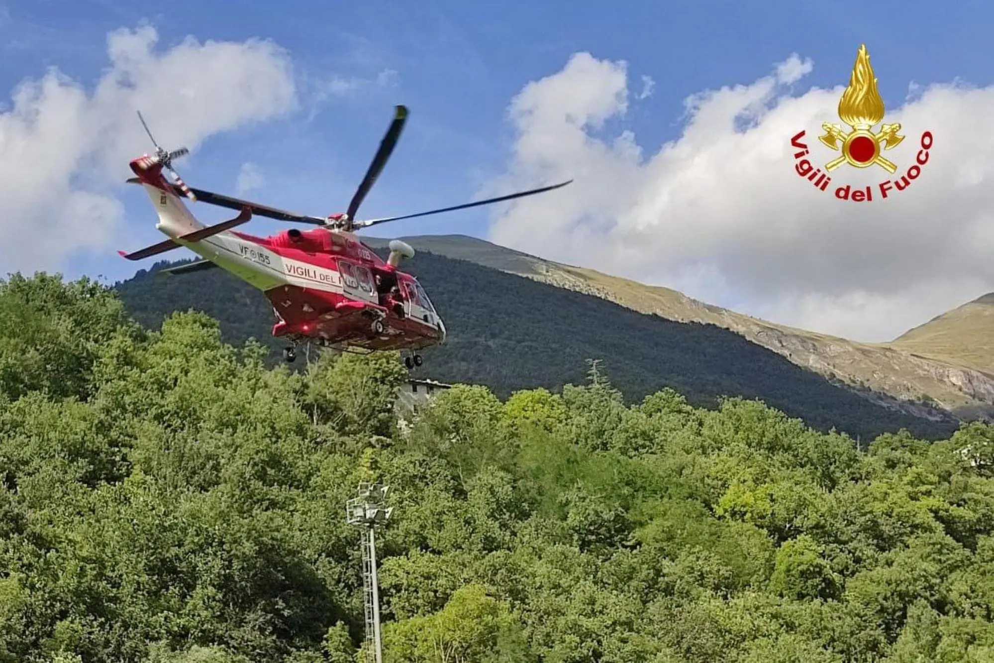 Durante un'escursione nel Maceratese su un sentiero di montagna piuttosto esposto sul Pizzo Berro in territorio di Ussita, una 64enne torinese è precipitata per circa 35 metri ed è deceduta. L'incidente è avvenuto intorno alle 15 mentre la vittima era in compagna del marito medico e di altri due escursionisti che non hanno invece subito alcuna conseguenza. Sul posto, oltre ai carabinieri, sono intervenuti i vigili del fuoco con l'elicottero Drago 54 da Pescara per recuperare il corpo senza vita della donna e il Soccorso alpino che ha assistito e riportato a valle gli altri escursionisti. ANSA/VIGILI DEL FUOCO +++FOTO DIFFUSA DALL'UFFICIO STAMPA - USARE SOLO PER ILLUSTRARE OGGI LA NOTIZIA INDICATA NEL TITOLO - NON ARCHIVIARE - NON VENDERE - NON USARE PER FINI NON GIORNALISTICI - NPK+++
