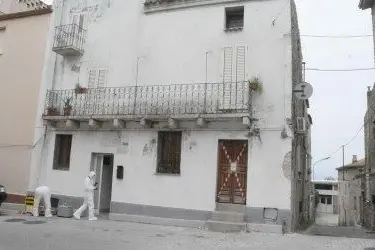 gli uomini del nucleo operativo dei carabinieri eseguono i rilievi nella casa di gavino piredda