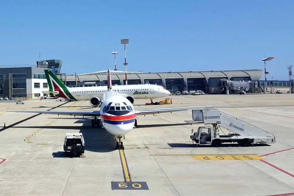 Il piazzale dell'aeroporto di Cagliari