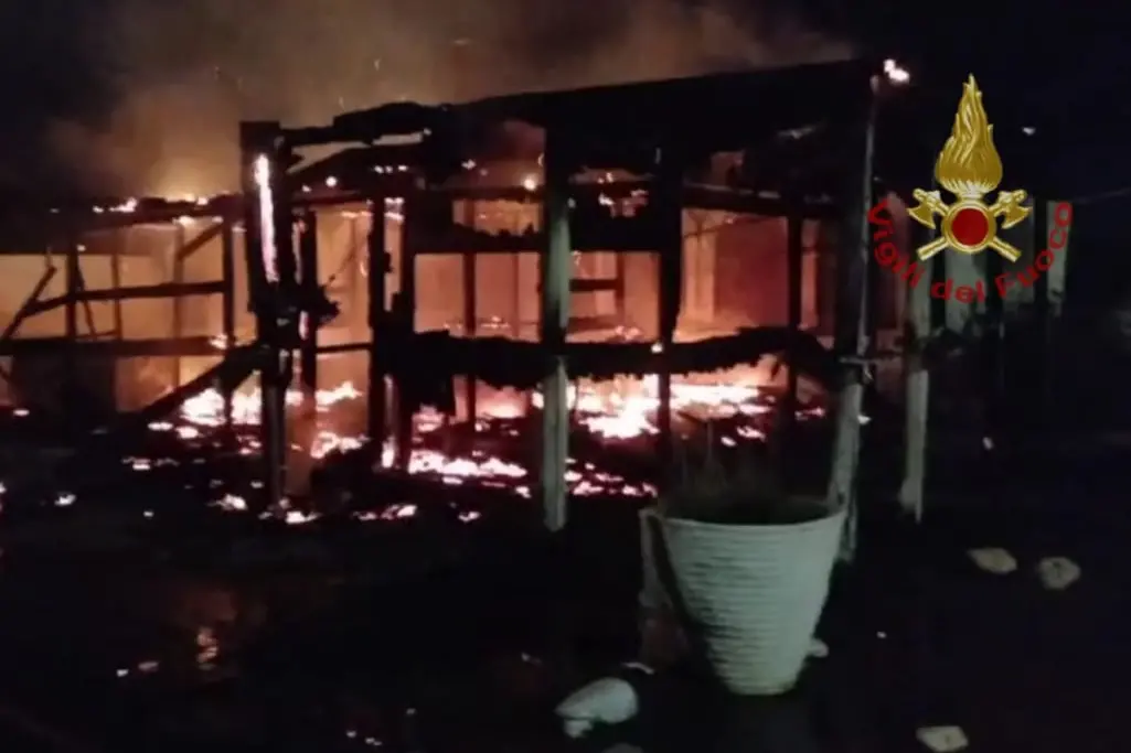 L'ex gazebo della pizzeria devastato dalle fiamme a Pula (foto vigili del fuoco)