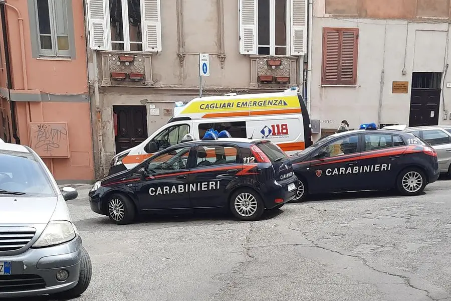 Carabinieri e 118 in via Portoscalas (Foto M.Vercelli)
