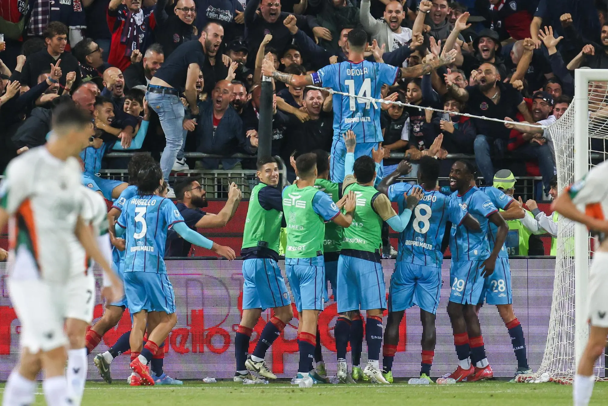 La festa del Cagliari per la vittoria salvezza col Venezia (foto Ansa)