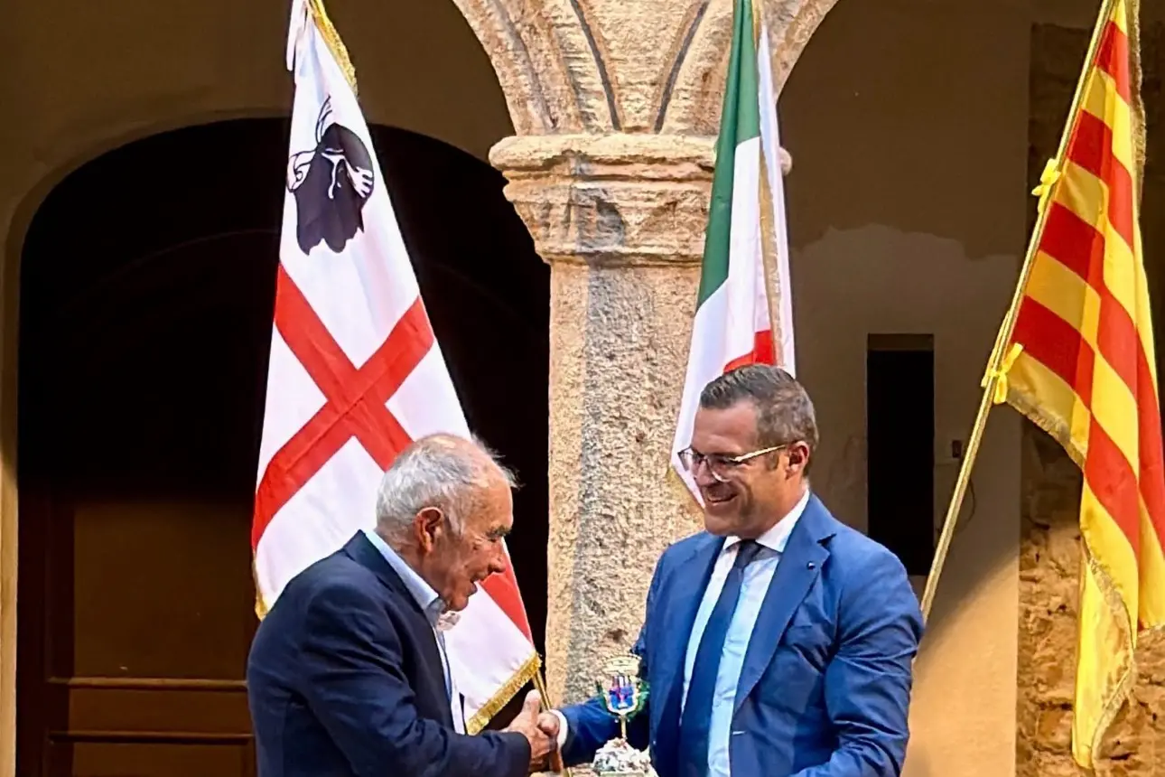 La consegna del riconoscimento