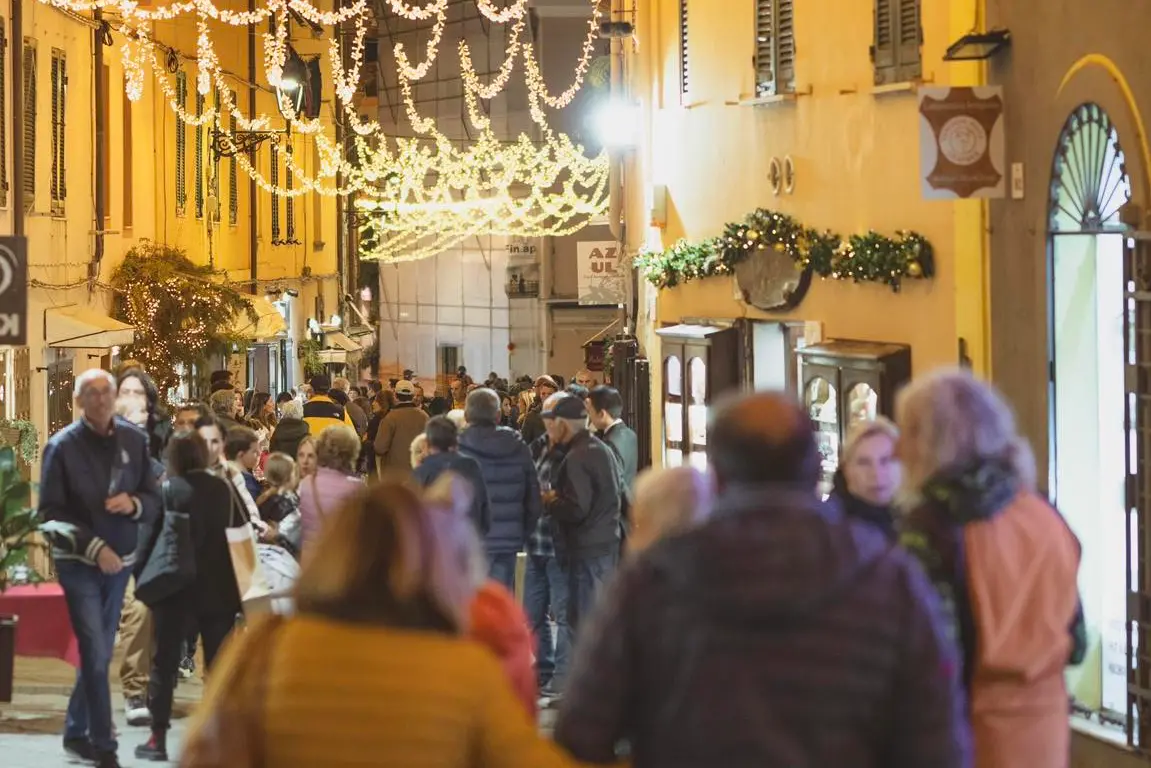 Una via del centro storico di Alghero illuminata per Natale