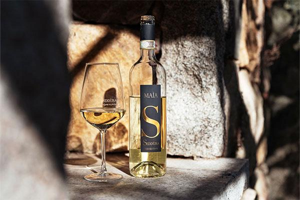 Maìa di Siddùra tra i migliori vini dell’anno: unico bianco nella top 10 “Wines of the year 2025” del decanter