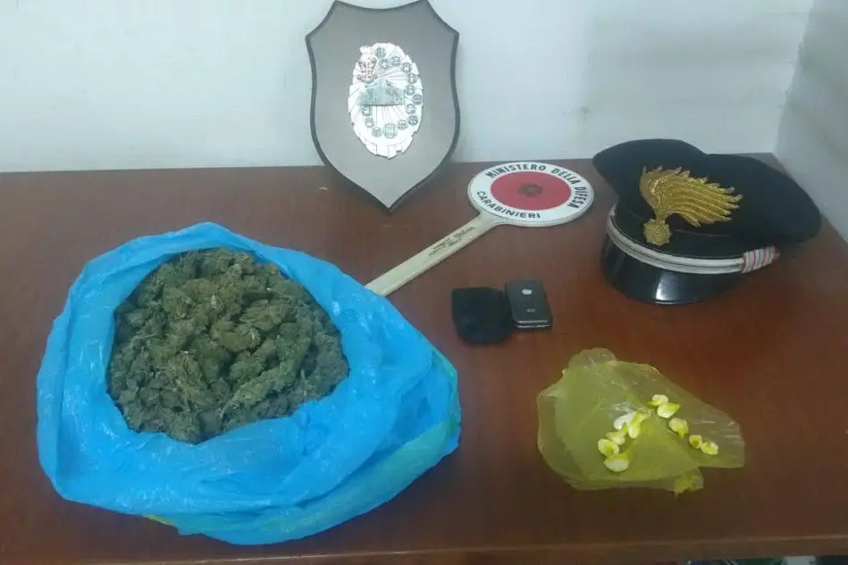 Il materiale e la droga sequestrati (foto Carabinieri)