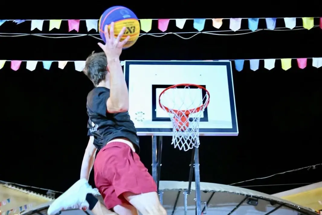 Un atleta del 3x3 Fisb a canestro