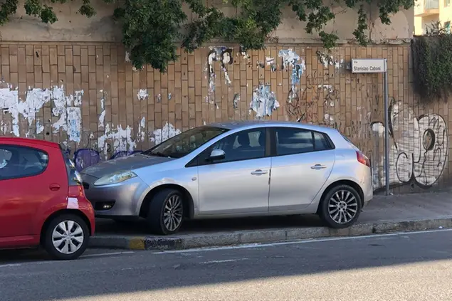 Fiat Bravo на тротуаре улицы Кабони (архив)