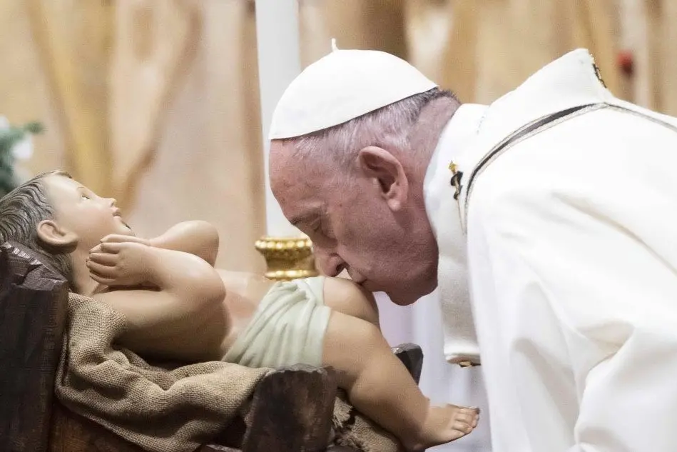 Papa Francesco bacia il Bambino Gesù (Ansa - Peri)