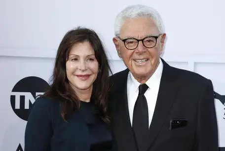 Richard Donner con la moglie (foto Ansa/Epa)
