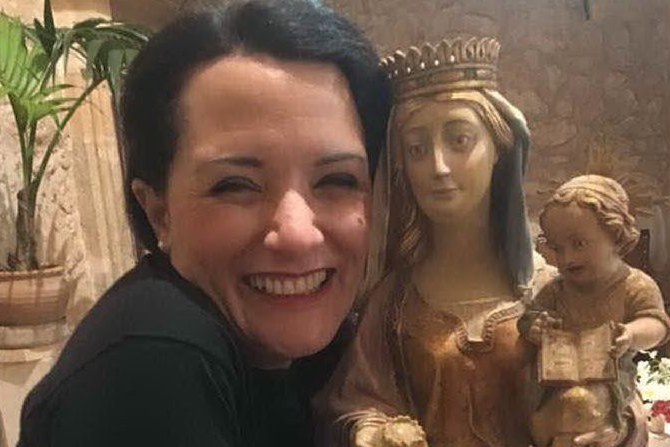 Veronica Matta con la statua della Madonna della Panada
