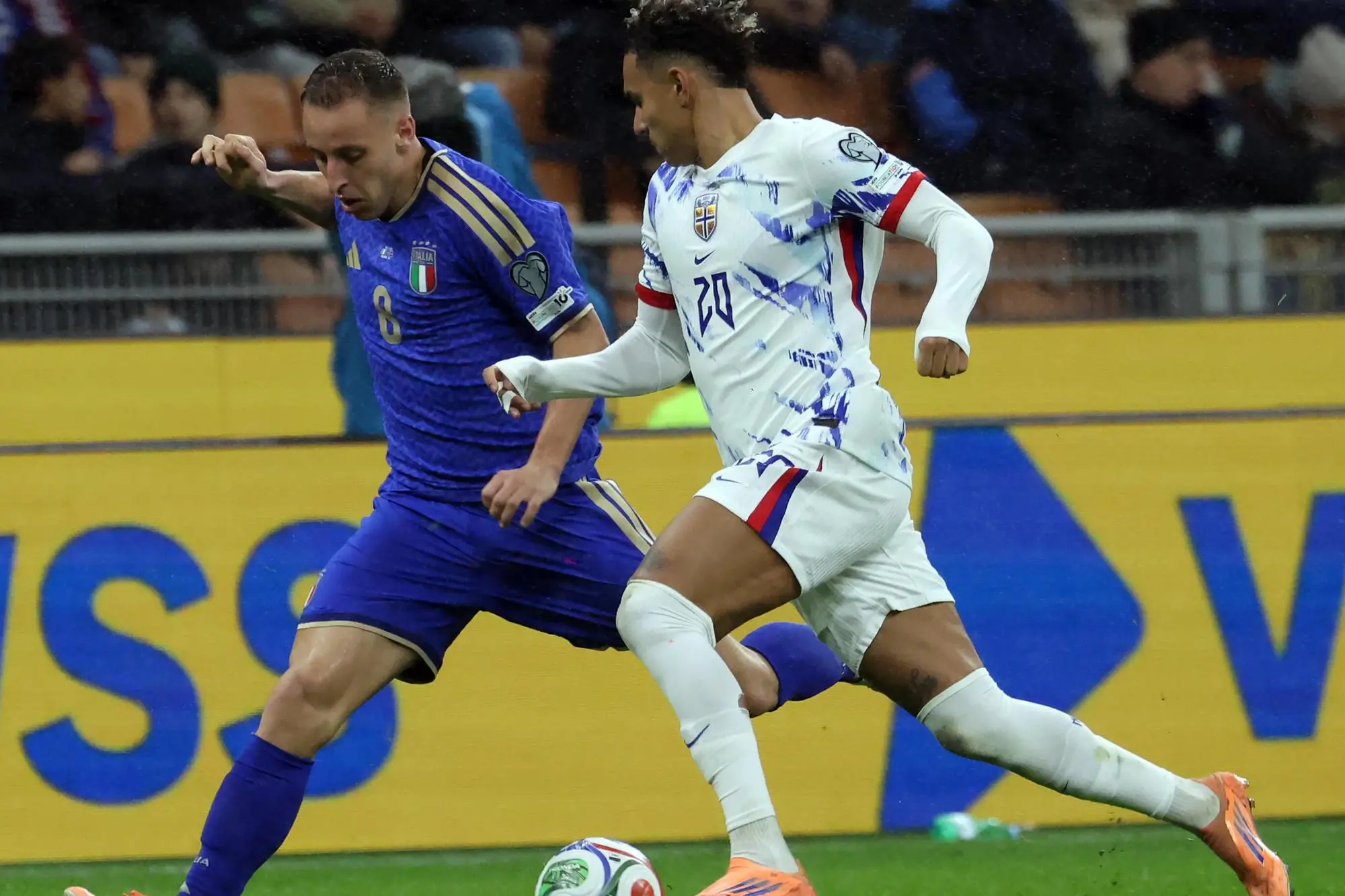 Italy's Davide Frattesi (L) challenges for the ball with Norway's Antonio Nusa during the FIFA World Cup 26 UEFA qualifier between Italy and Norway at Giuseppe Meazza stadium in Milan, 16 November 2025. ANSA / MATTEO BAZZI