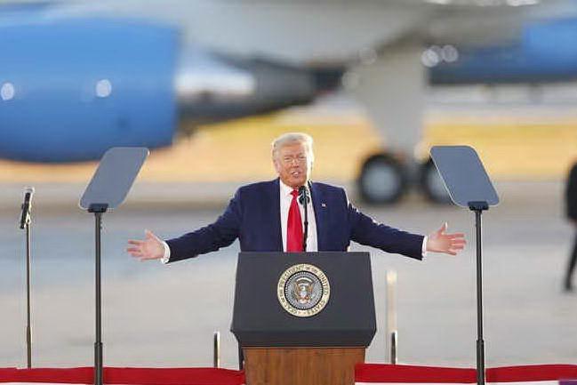 L'aereo dorato di Trump abbandonato: &quot;Costa troppo ripararlo&quot;