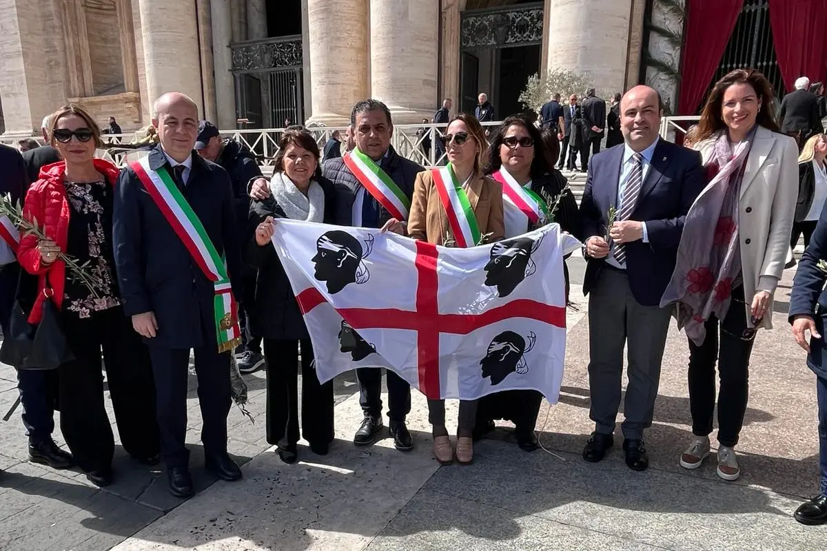La delegazione in piazza San Pietro (foto Fiori)