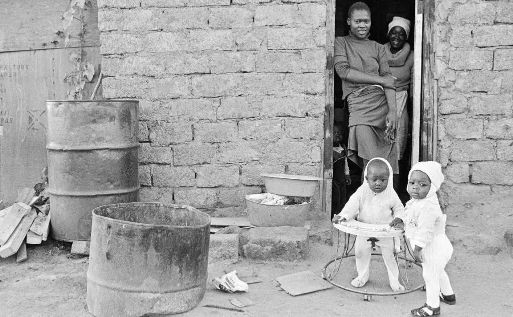 Occupanti abusivi di una casa a nord di Pretoria, Johannesburg, Sud Africa, 1985 © Courtesy UN Photo/Marc Vanappelghem