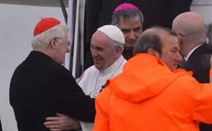 Appena sbarcato a Linate, Papa Francesco incontra l'arcivescovo Angelo Scola