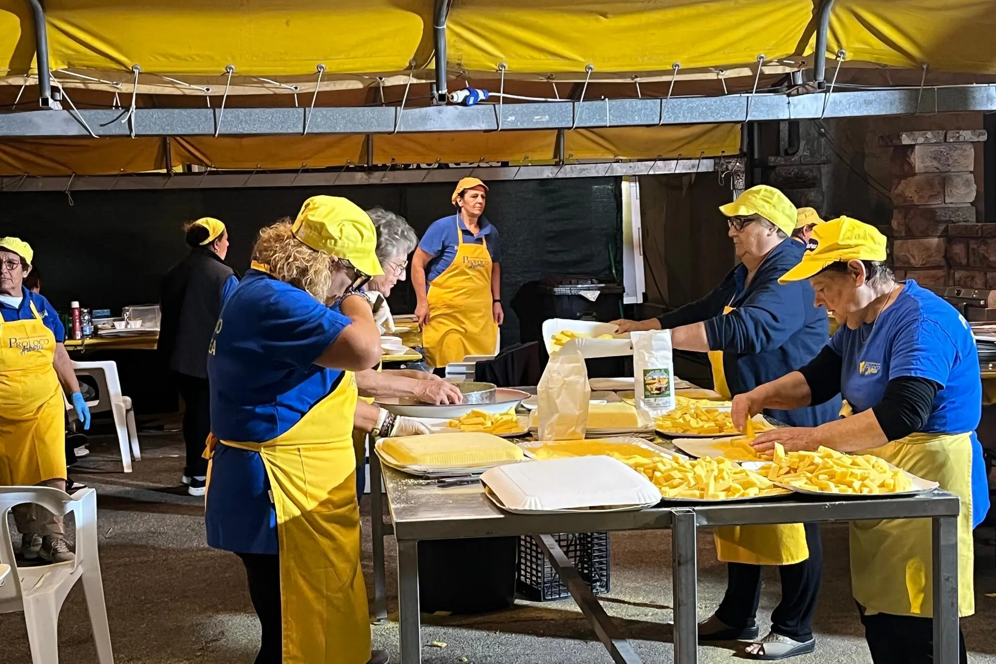 La Pro loco durante una sagra (Foto Sara Pinna)