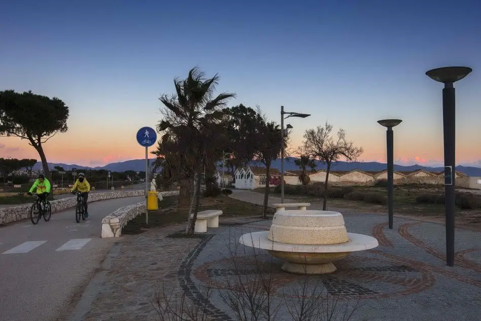 Il Lungomare Poetto al tramonto (foto Messina)