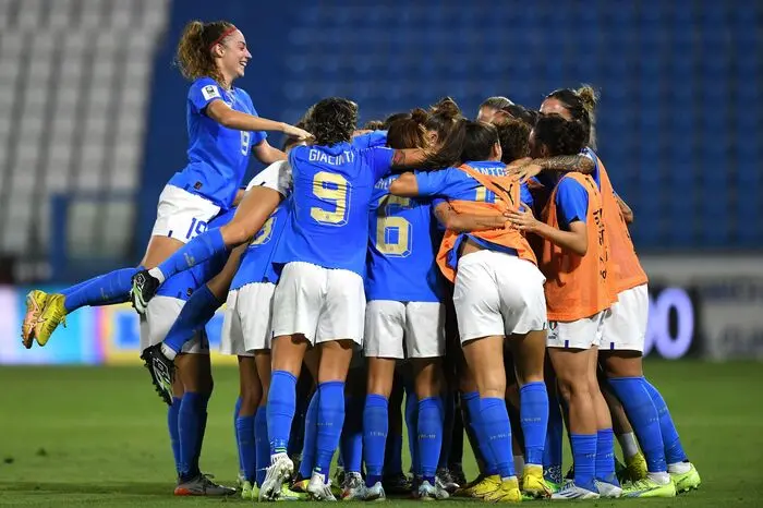 ROME, ITALY - SEPTEMBER 06: Lisa Boattin of Italy Women celebrates after scoring her team second goal with teammatesduring the FIFA Women's World Cup 2023 Qualifier group G match between Italy and Romania at on September 06, 2022 in Rome , Italy. (Photo by Alessandro Sabattini/Getty Images)