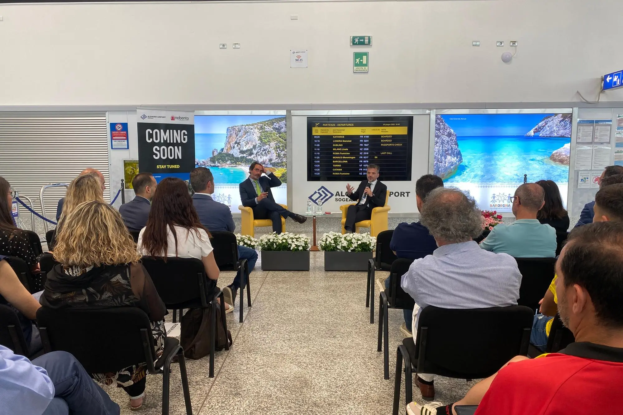 La conferenza stampa in aeroporto (foto Fiori)