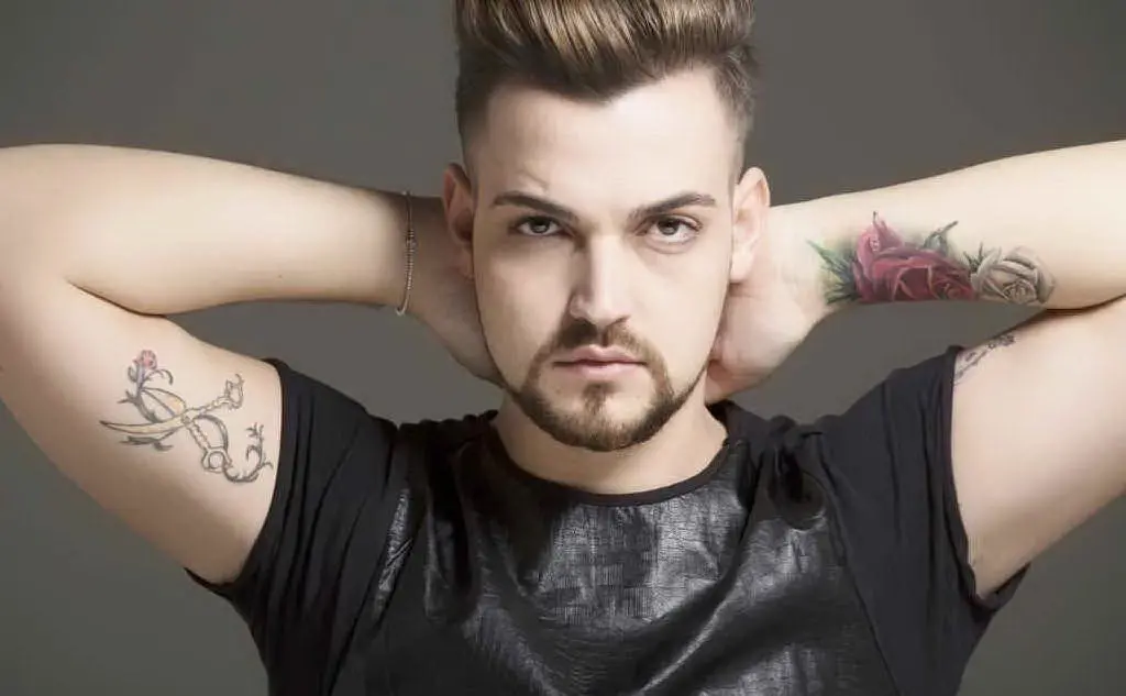 Il cantante spegne 30 candeline