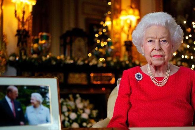 L'omaggio della regina Elisabetta al principe Filippo, ma durante il discorso scatta l’allarme