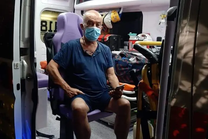 Giacomo Lampis, 74 anni, a bordo dell’ambulanza del 118 in cui è rimasto parecchie ore (foto L'Unione Sarda - Murru)
