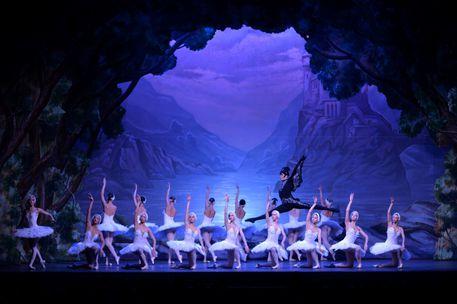 Diktat di Kiev ai ballerini ucraini: “Non portate in scena Cajkovskij”. Cancellato il “Lago dei Cigni” in due teatri italiani