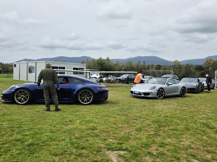 Castiadas, un successo il primo raduno di Porsche (con volo sugli ultraleggeri)