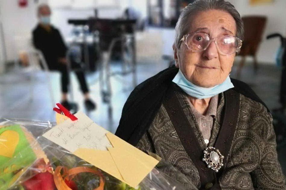 Nonna Bonaria festeggia i 100 anni dopo aver vinto il coronavirus