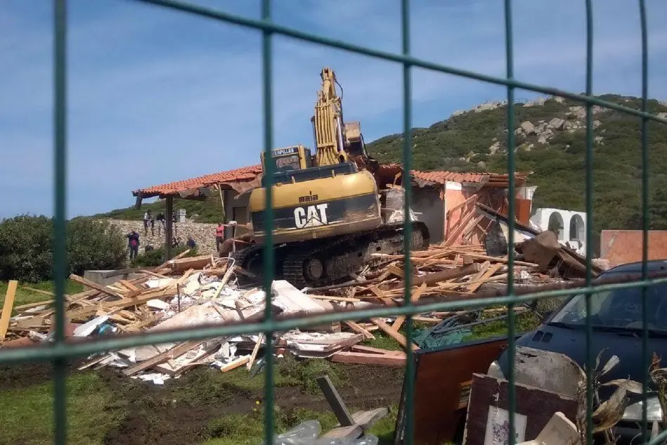 Un momento della demolizione della prima abitazione abusiva in località Fagotto