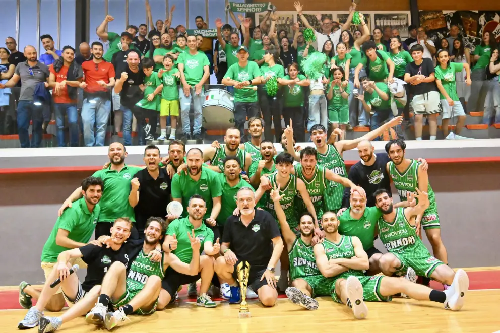 Sennori festeggia il titolo regionale (foto Chiaramida)