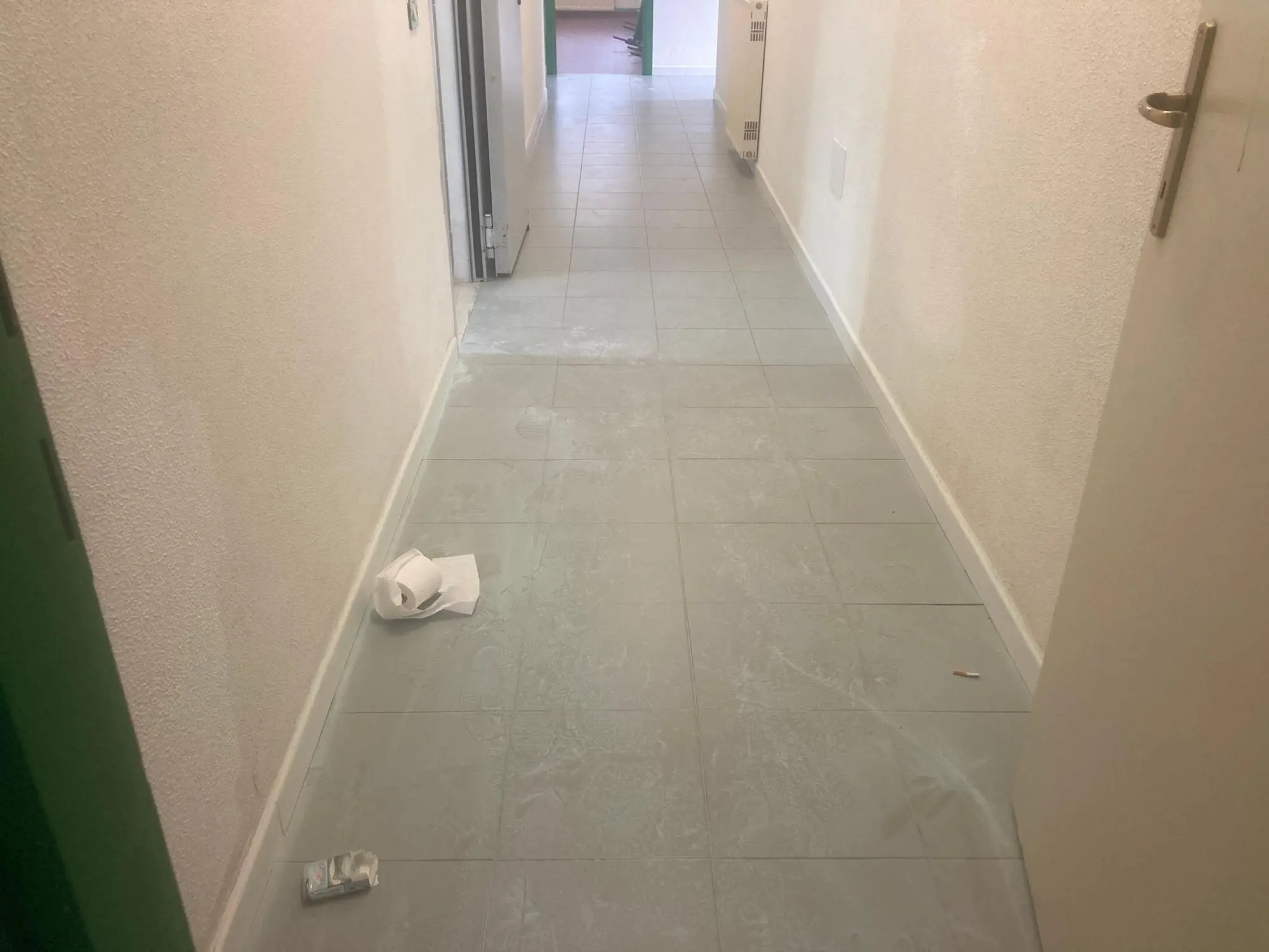 La polvere degli estintori nell'asilo nido Sabin a Porto Torres (foto Pala)