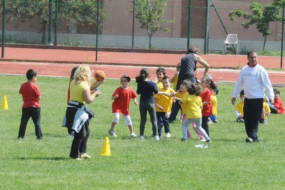 Bambini impegnati in una partita di calcio (foto archivio L'Unione Sarda)